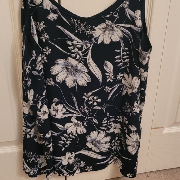 3/$25 Ladies fully lined navy blue floral camisole blouse size XL - Picture 2 of 9
